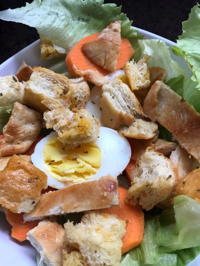 Croutons com Salada e Tiras de Frango na Airfryer